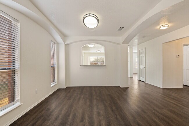 Building Photo - Completely Renovated Home in Arlington!