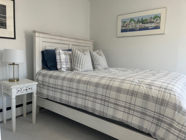 Building Photo - 404 Thames St