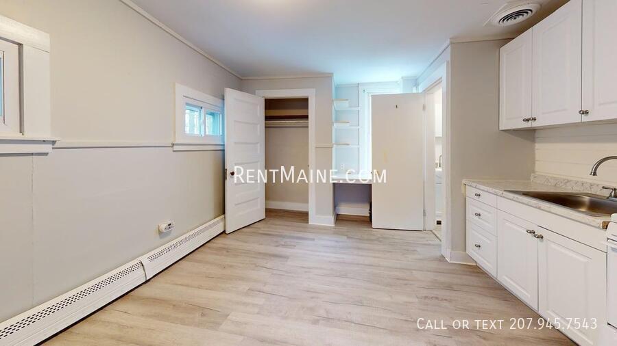 Building Photo - 200 Center St