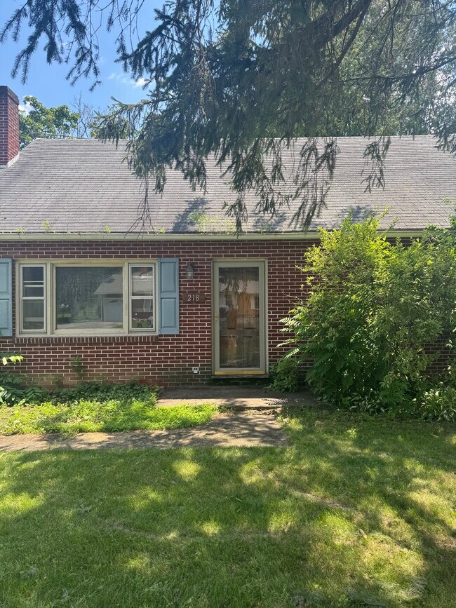 Building Photo - 218 Pine Tree Ave