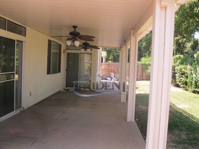 Building Photo - 4 bedroom, 2 bath house with approx. 2,144 square feet