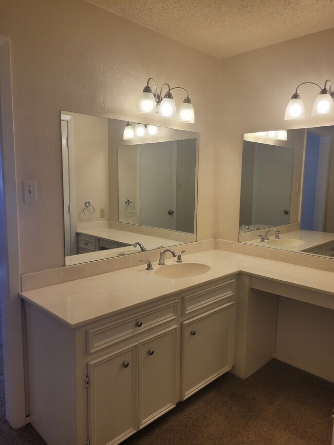 Building Photo - 316 Towne House Ln