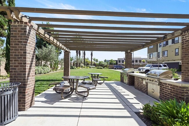 Building Photo - Beautiful TownHome in Pacific Ridge Rancho...