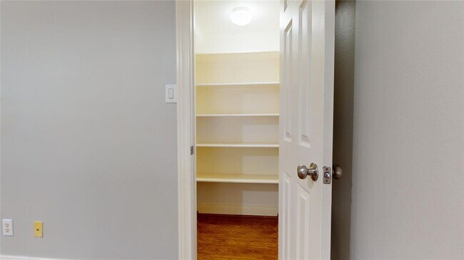 Building Photo - 328 Malone St