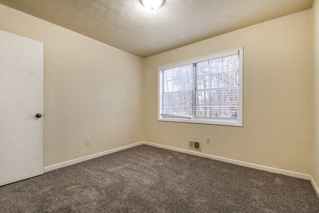Building Photo - Charming 3-Bedroom Home
