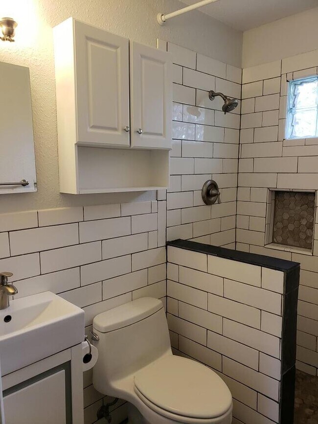Building Photo - 1509 W 22nd Terrace