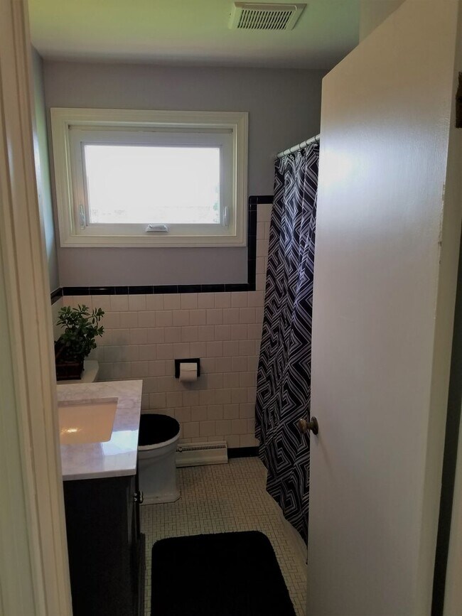Building Photo - Brick ranch in Colonial Heights for rent.