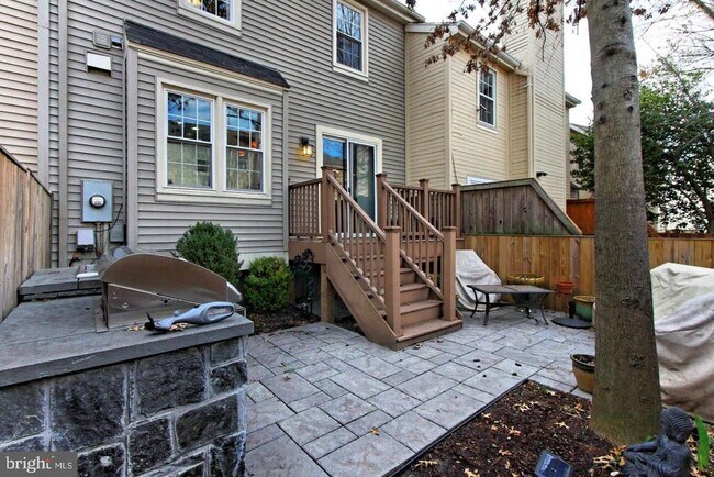 Building Photo - 5 S Floyd St