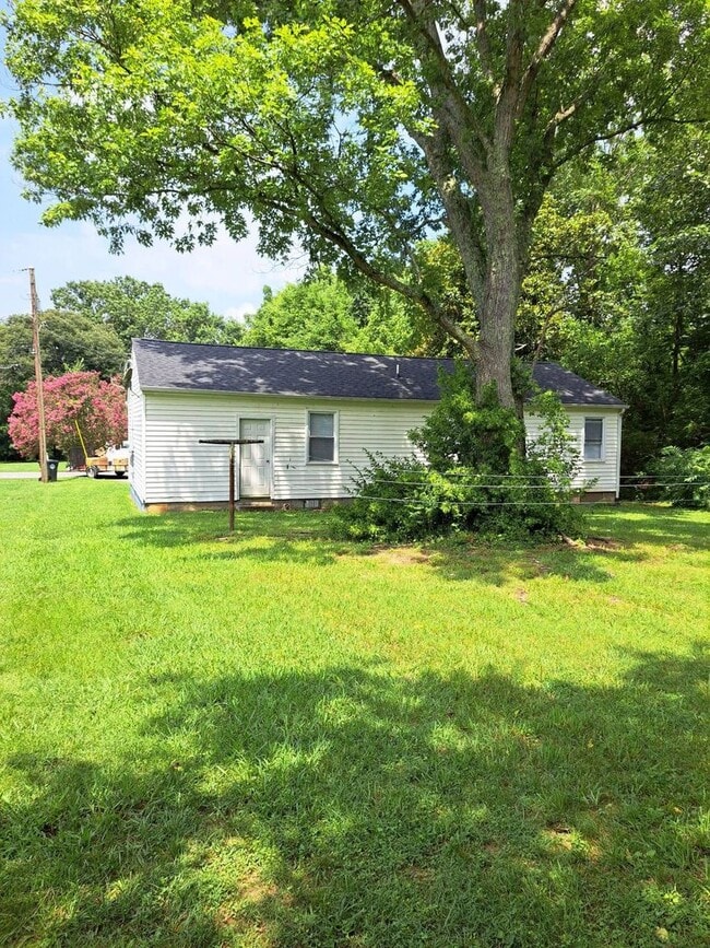Building Photo - 3 Bedroom 1 bath house in Morristown, TN