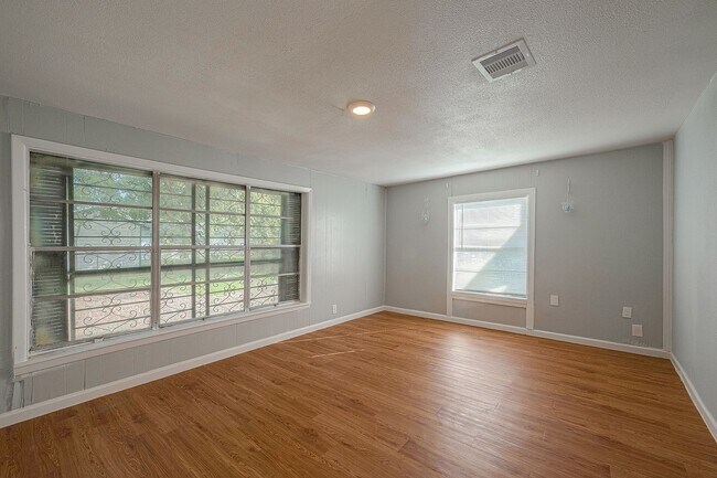 Building Photo - Affordable and Spacious 4-Bedroom, 2-Bath Convenient South Houston Home Near Medical Center & Cit...