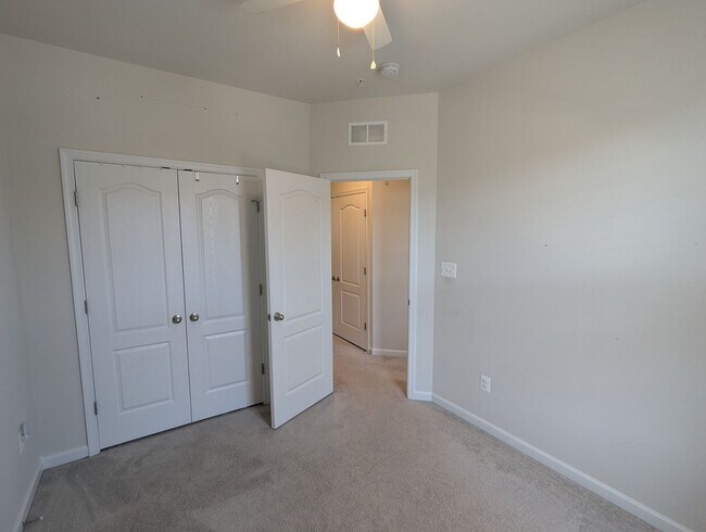 Building Photo - END UNIT newer build in ideal Frederick lo...