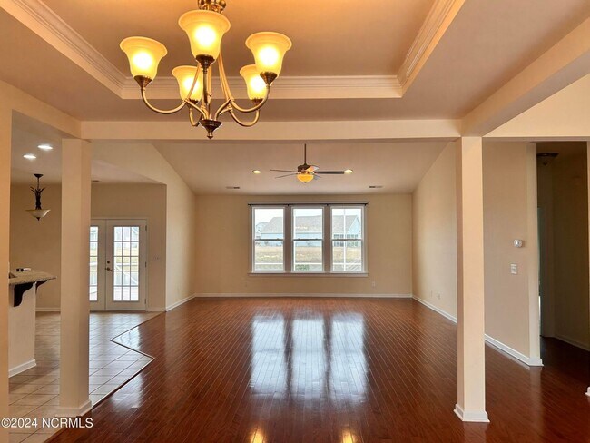 Building Photo - BEAUTIFUL HOME AVAILABLE APRIL 1ST