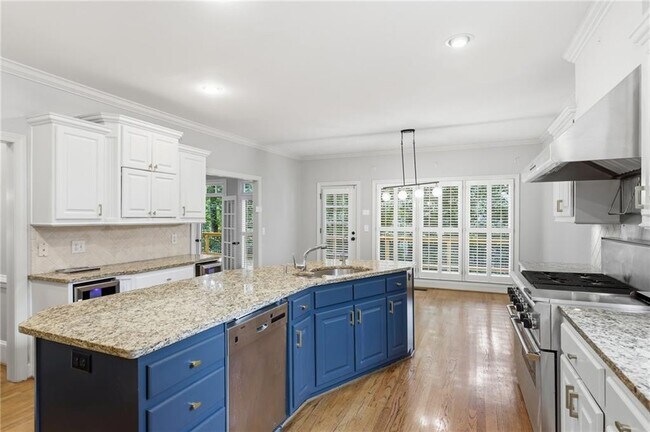 Building Photo - 4563 Fountain Dr NE