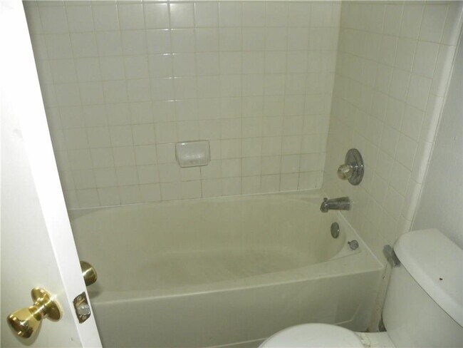 Building Photo - 2221 Creekside Ln