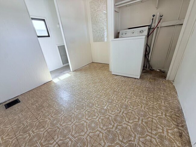 Building Photo - 3601 E Wyoming Ave