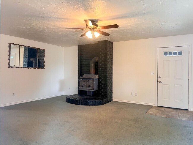 Building Photo - 1055 River St