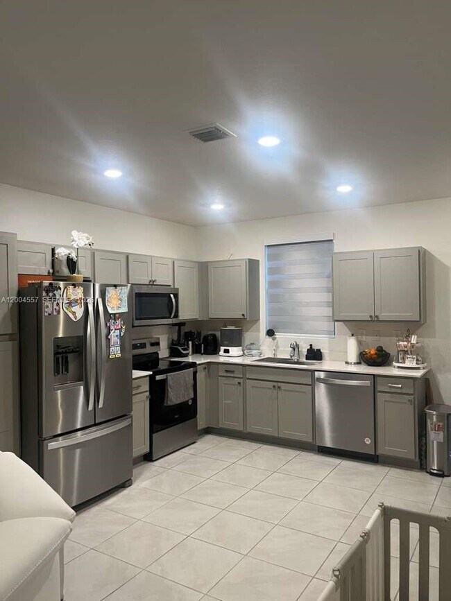 Building Photo - 1431 NE 3rd Ave