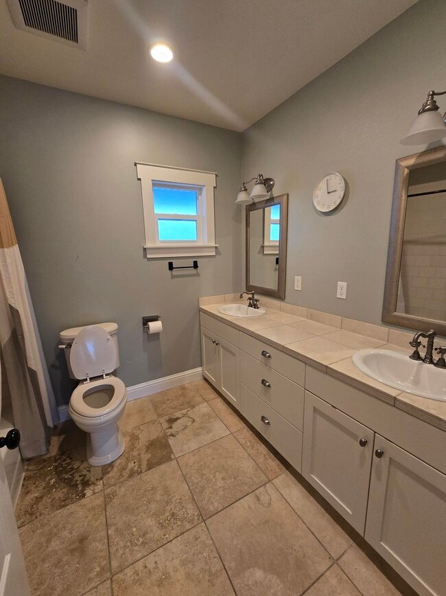 Building Photo - Spacious 5 Bedroom Home in Burlington - Available for Rent