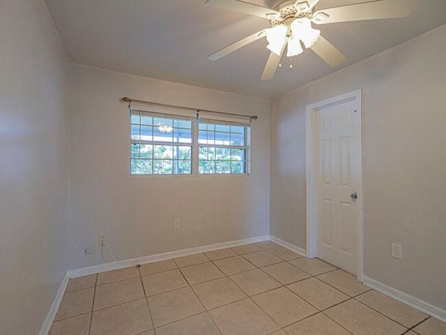 Building Photo - 1440 4th Ct