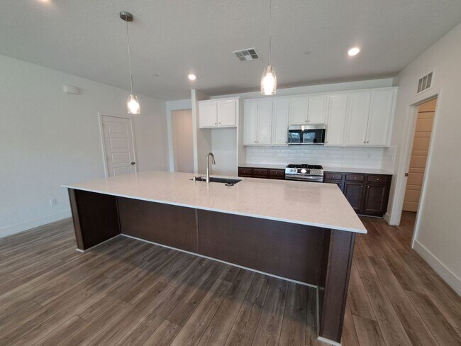 Primary Photo - Move in Special: $500 Off Your First Month...