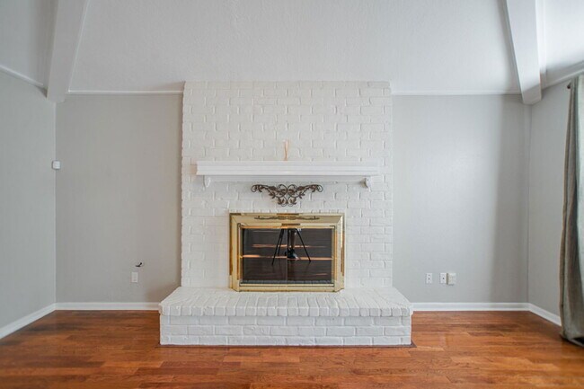 Building Photo - 19 Lancelot Ln
