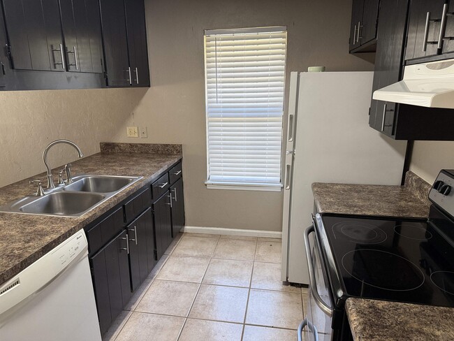 Building Photo - 2133 Corinne St