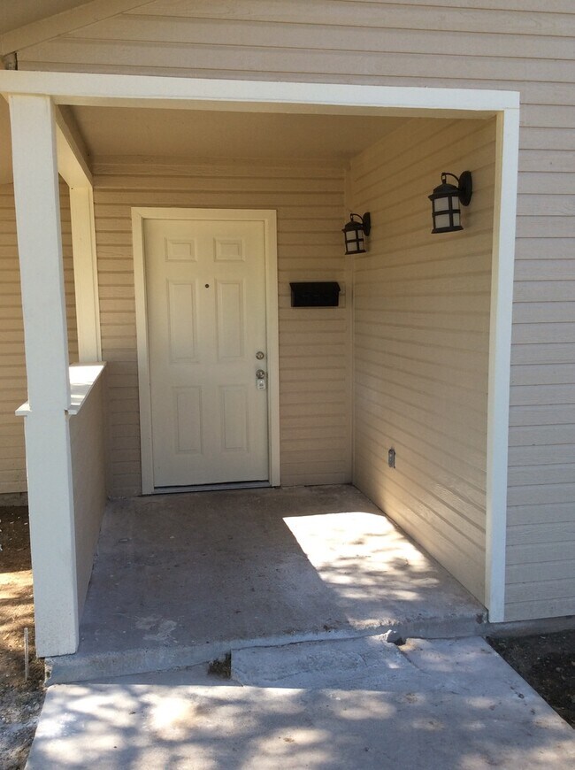 Building Photo - GREAT COLLEGE PROPERTY--PRE-LEASING FOR AUGUST! Completely Updated! 3 bedroom/2 bath Close to TTU...