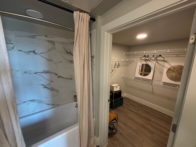 Building Photo - 425 El Rio St