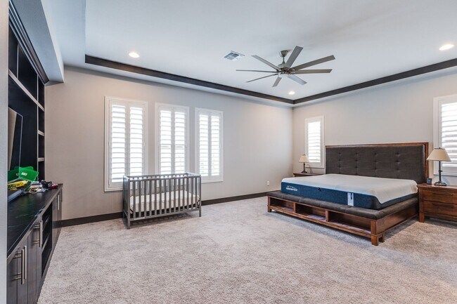 Building Photo - Stunning 5Bed/4.5 Bath home located in a prestigious guard gated community of Reverence in Summerlin