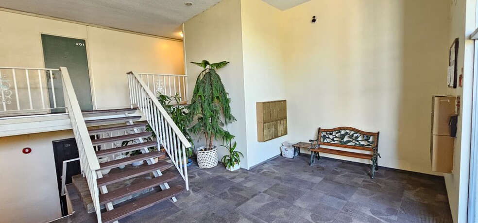 Building Photo - 206 N Beverly Park