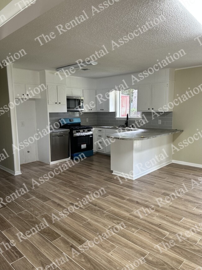 Building Photo - 1801 Roosevelt Dr