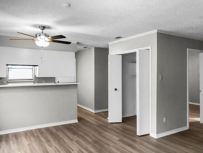 Building Photo - 1112 Valley View Dr