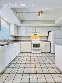 Building Photo - 706 SE 13th Ct