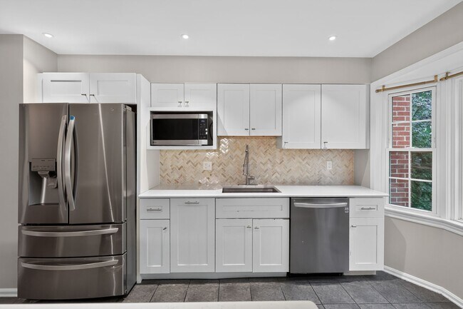 Building Photo - 3-level townhome in sought-after Sycamore Heights