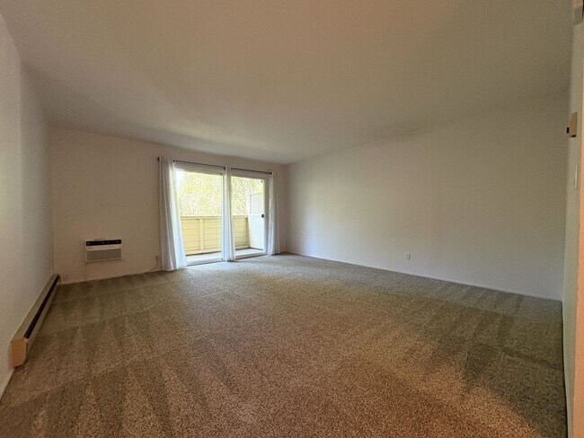 Building Photo - Spacious Updated 2 Bed / 2 Bath Condo with A/C, Huge Balcony & Community Pool