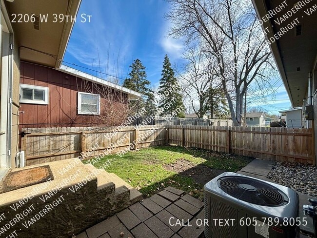 Building Photo - 2206 W 39th St