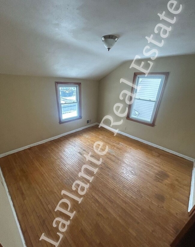 Building Photo - Charming 3-bedroom in North Toledo, on the west side of I-75