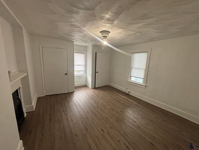 Building Photo - 406-408 E. Wheeling
