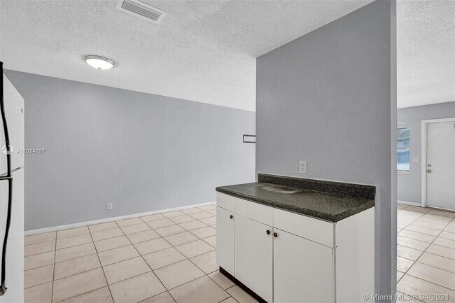 Building Photo - 5316 NW 24th Ct