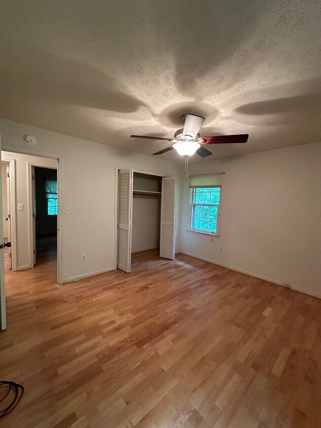 Building Photo - Available now,  3/2 with large unfinished basement, in University Heights