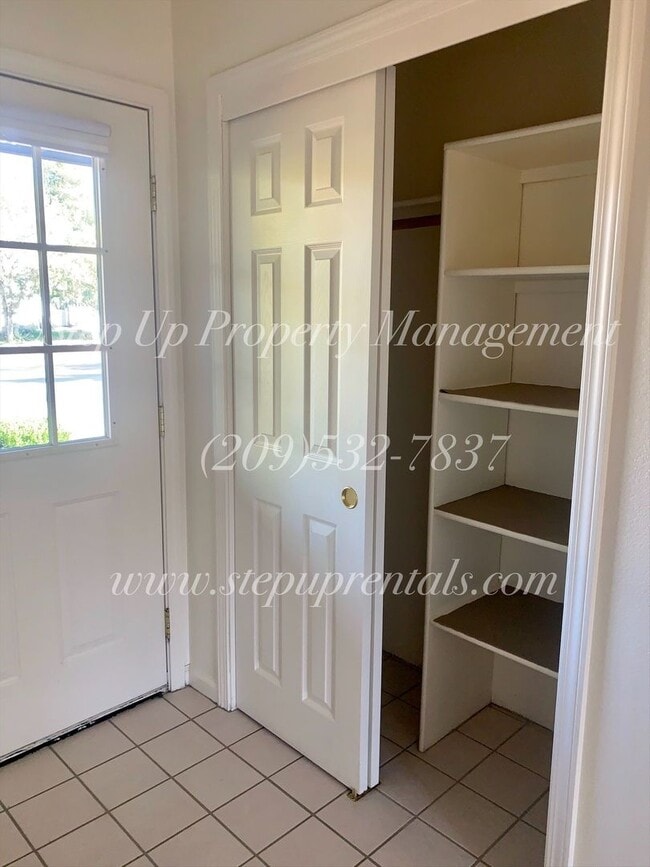 Building Photo - Welcoming and Spacious 3 Bedroom 2.5 Bathroom Home in Sonora!