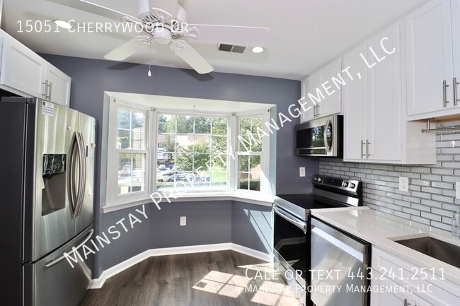 Building Photo - Updated End Unit Townhome W/ Fenced in Yard!