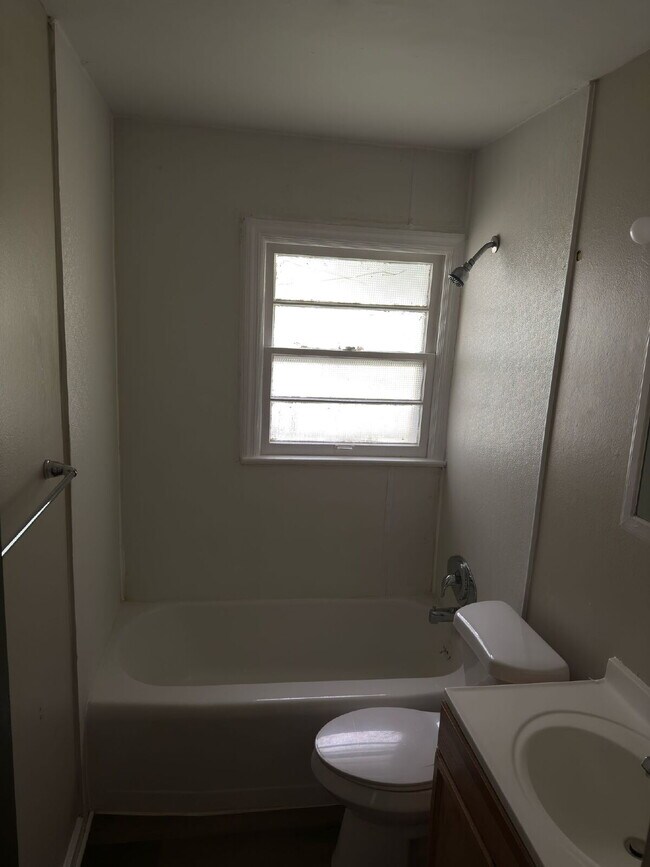 Building Photo - Charming 4-Bedroom Home in Florissant – Co...