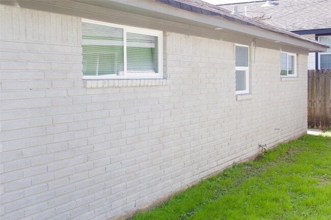 Building Photo - 1323 E 32nd 1/2 St