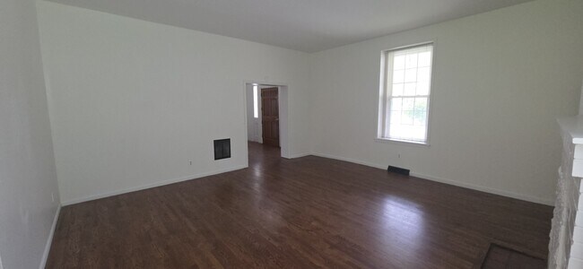 Building Photo - 504 E Vine St