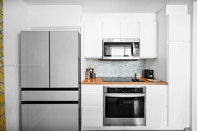 Building Photo - 300 S Biscayne Blvd