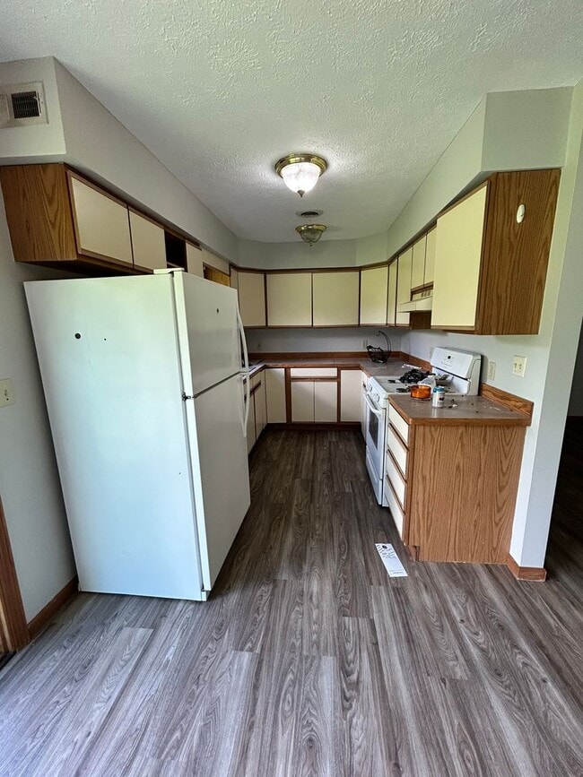 Building Photo - Three bedroom duplex