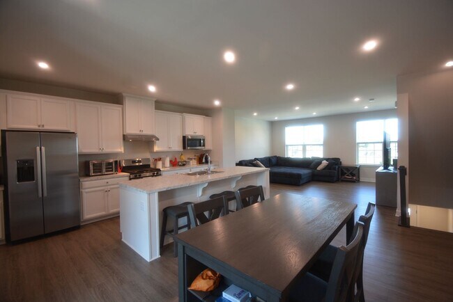 Building Photo - Beautiful and New this 4 Bedroom Townhouse