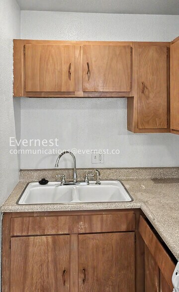Building Photo - 1305 Burton Ct