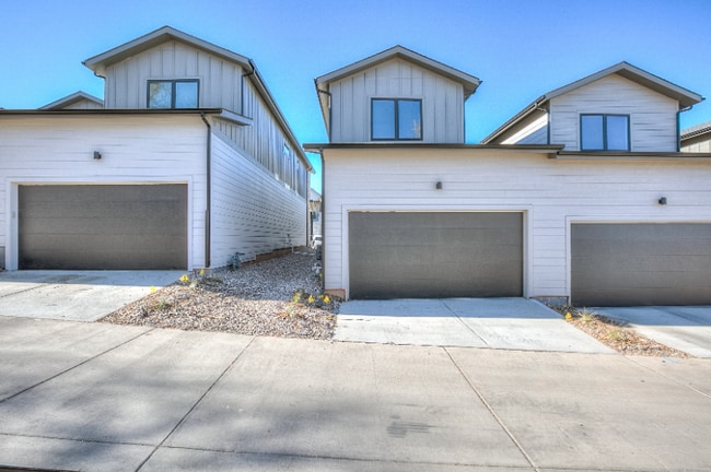 Building Photo - 829 Cherokee Dr
